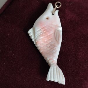 Vintage Antique? Undyed Conch Shell fish pendant 14K Gold🐟